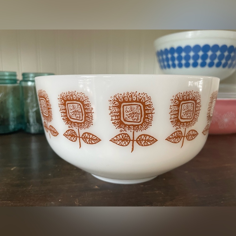 SOLD Vintage Federal Glass Golden Sunflower Print Milk Glass Bowl💛 - Picture 2 of 7
